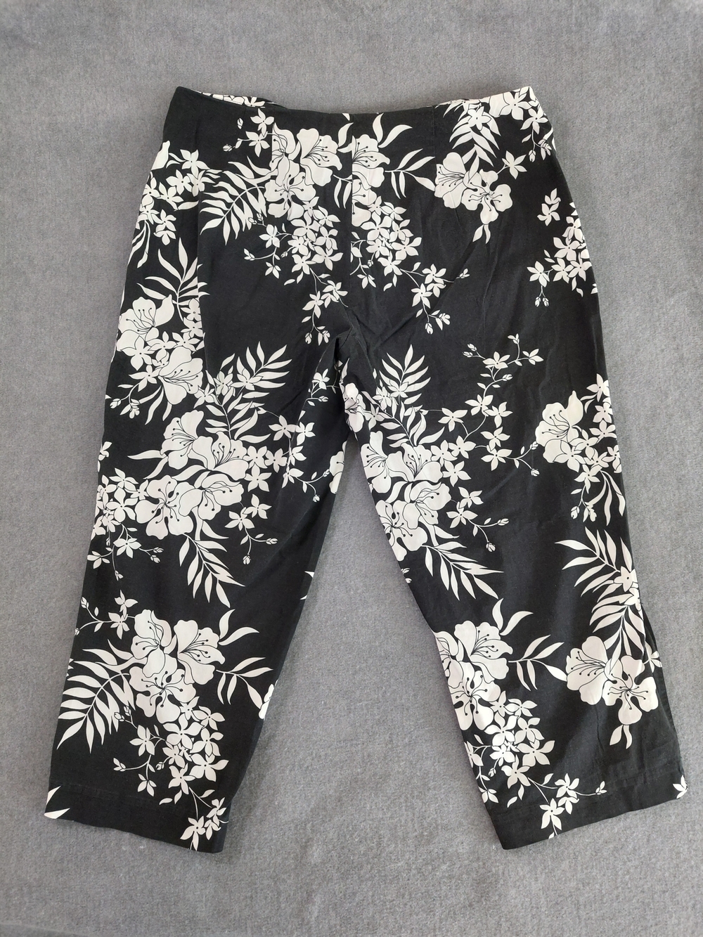 Venezia Jeans Black White Floral Capri Crop Pants Plus Size 16 Mid Rise Slit Hem - Picture 10 of 11